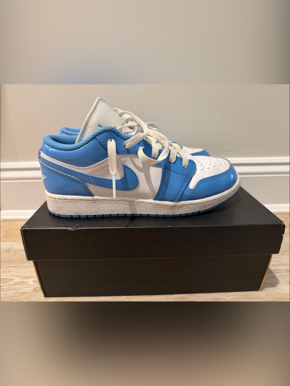 Air Jordan 1 Low SE (GS) white and light blue